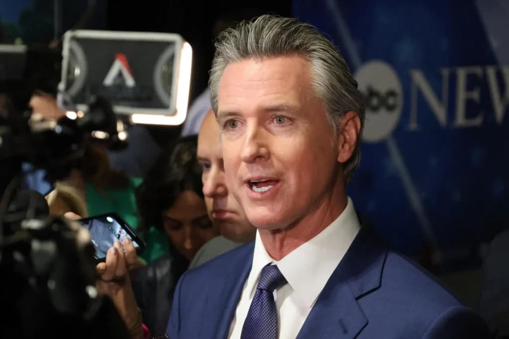 Newsom acusa a Trump de retroceder al país con su agenda política