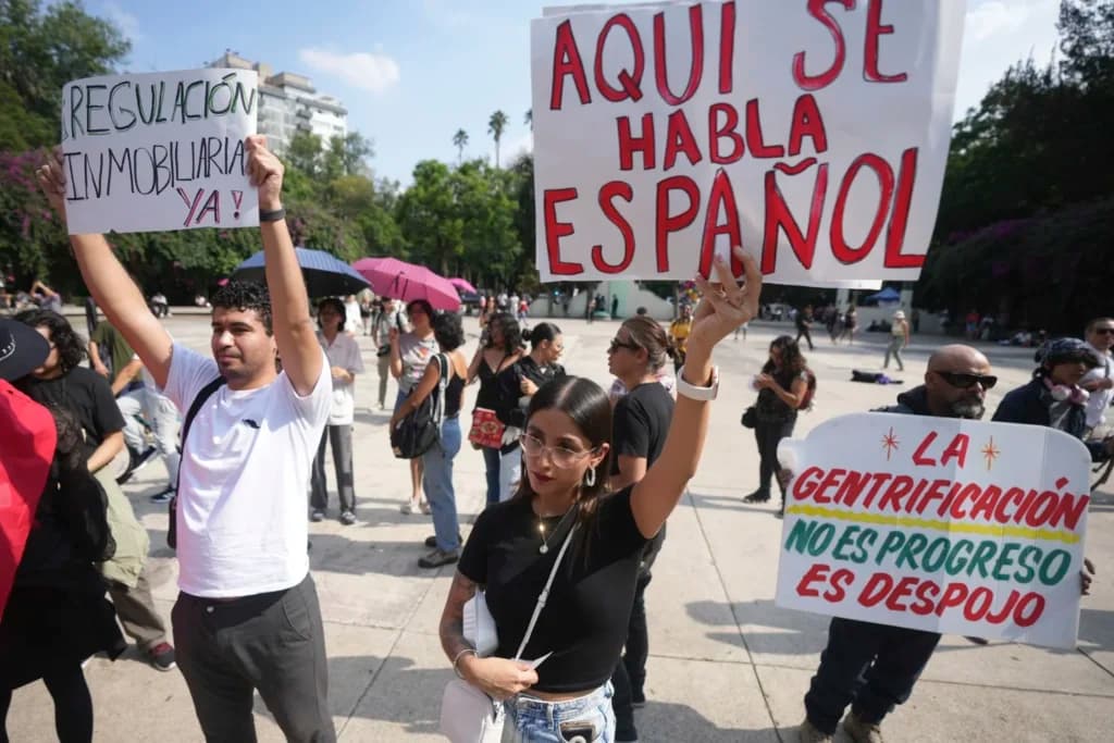México responde ante protestas por gentrificación: Sí a los visitantes, no a la xenofobia