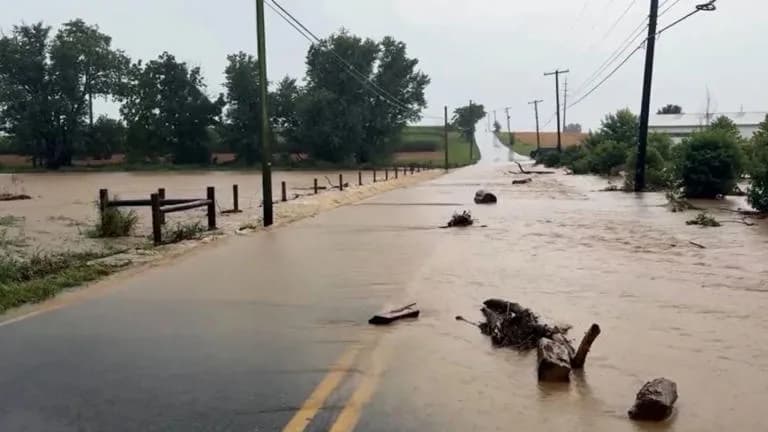 rescates por lluvias extremas en Maryland y Virginia