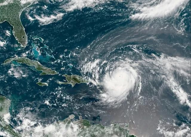Huracán Erin se fortalece