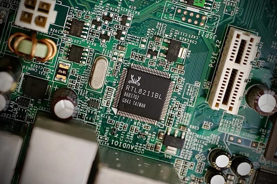 Trump subirá aranceles del 100 % a chips