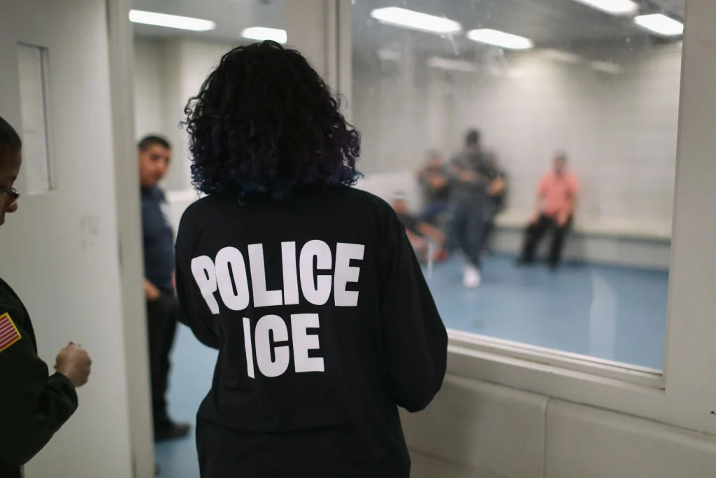 Feria de trabajo de ICE desata protestas en Arlington