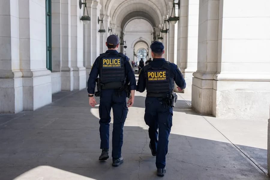 Ahora ICE portará armas y realizará deportaciones
