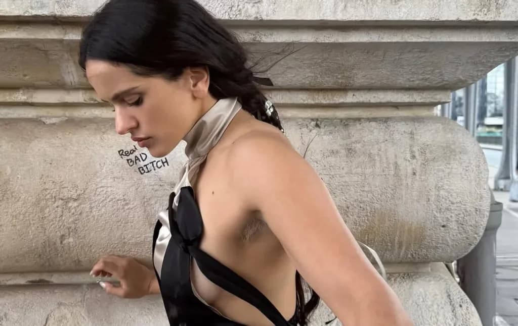 Rosalía no se calla y responde a críticas por mostrar sus axilas teñida