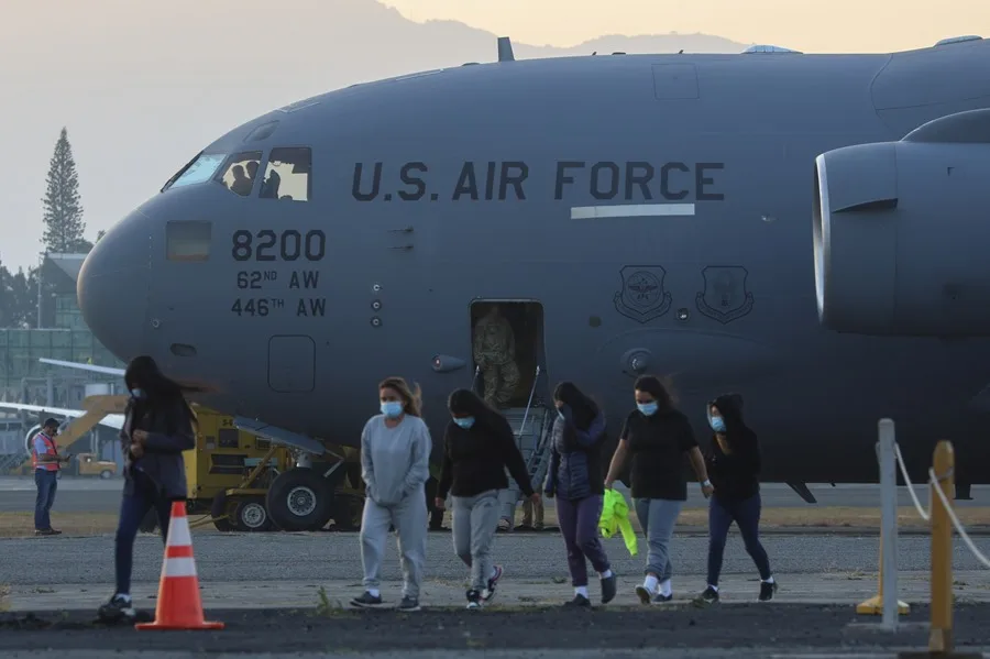 Migrantes acusan a abogados de lucrar con deportaciones