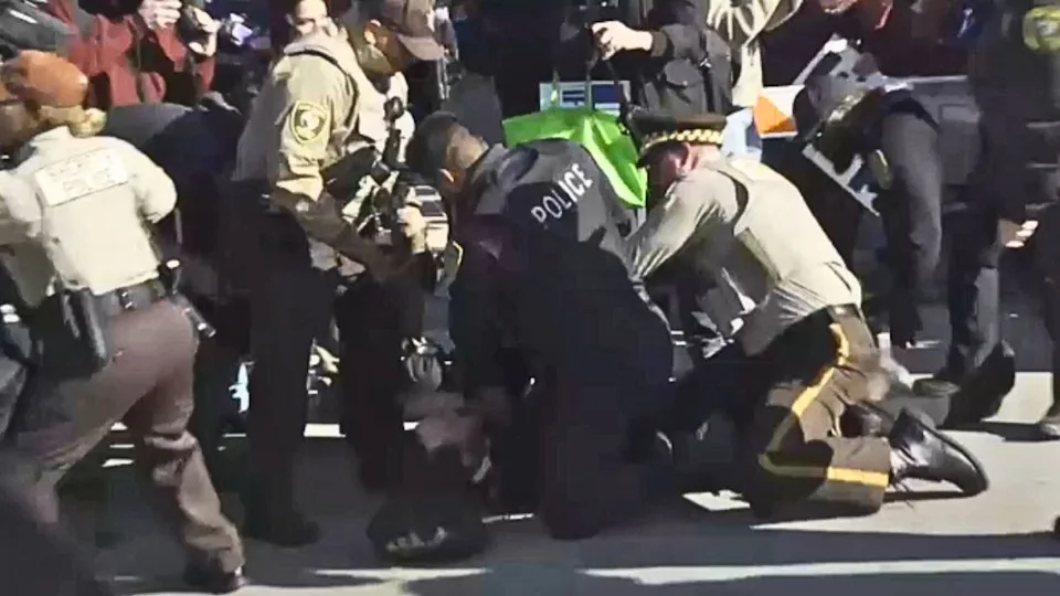 Protesta anti-ICE deja 21 detenidos en Chicago