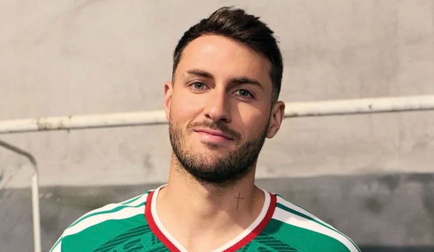 Milán pierde a Santiago Giménez tras fuerte lesión