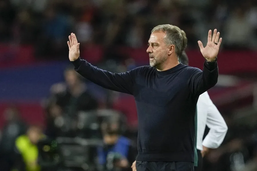 Hansi Flick rompe el silencio y revela el motivo del gesto de Raphinha