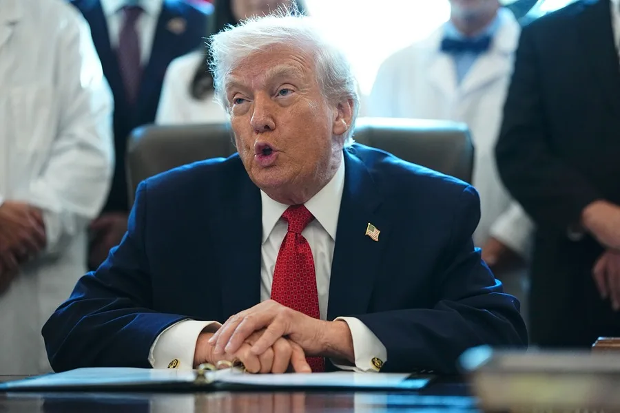 Trump culpa a “ejército” de migrantes por crisis económica