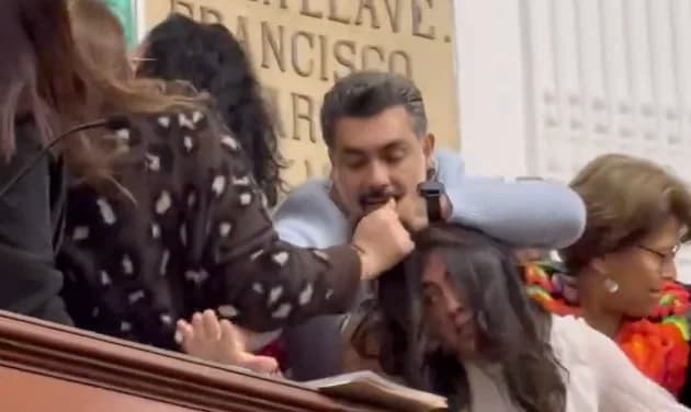 A golpes y jalones de cabello: se desata pelea en el Congreso de CDMX
