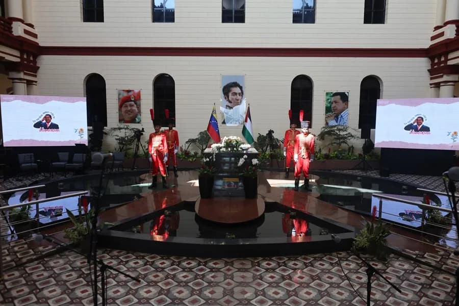 EUU bombardea el mausoleo de Hugo Chávez