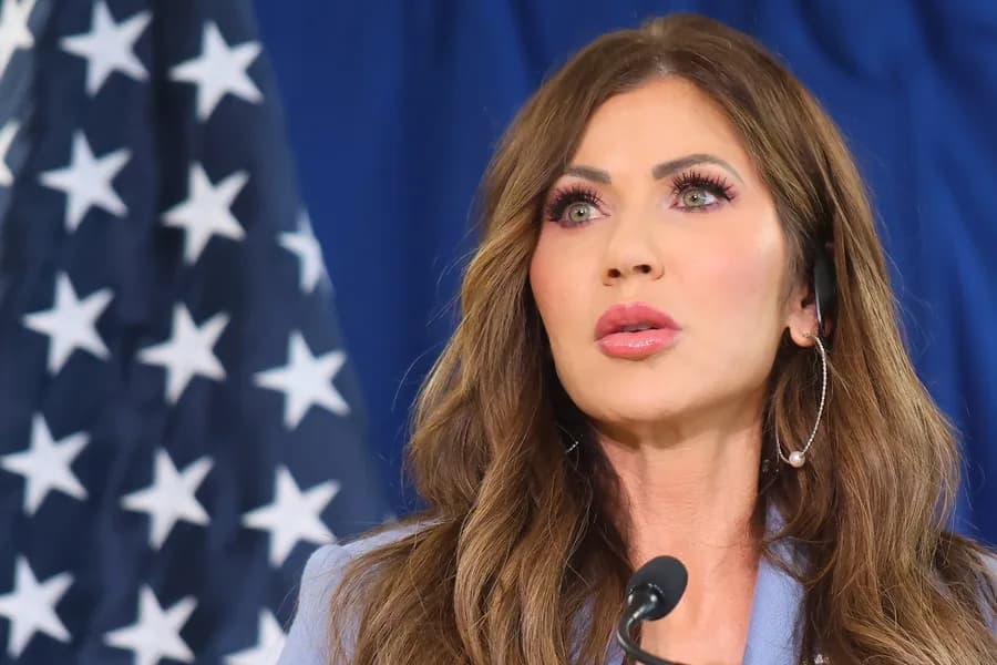 Demócratas del Congreso exigen la renuncia de Kristi Noem