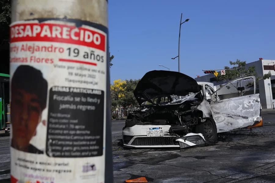 Caos en el occidente de México: Narcobloqueos tras la caída de "El Mencho"