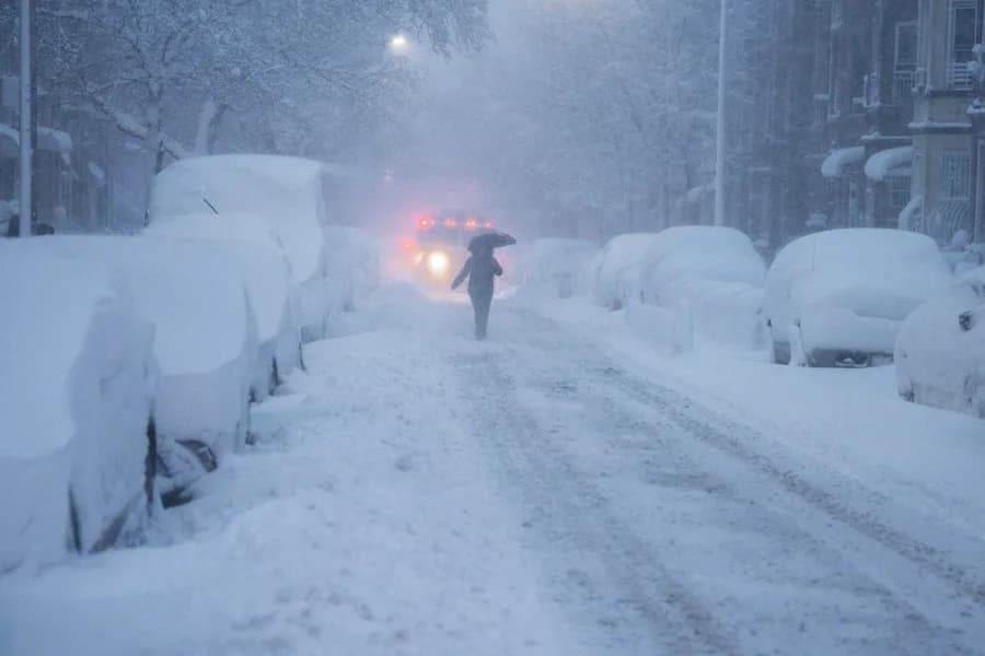 Nueva York: jóvenes atacan con bolas de nieve a la policía