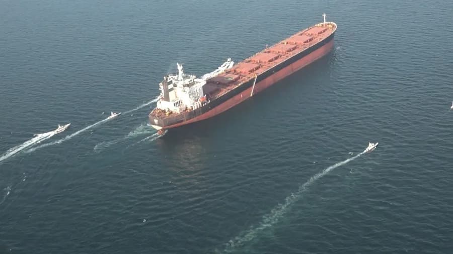 Irán amenaza: Estrecho de Ormuz será paz o "sufrimiento" bélico