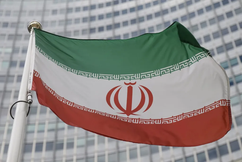 ¿Deben los inmigrantes registrarse para ir a la guerra con Irán?