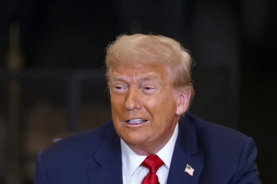 Trump lee la Biblia