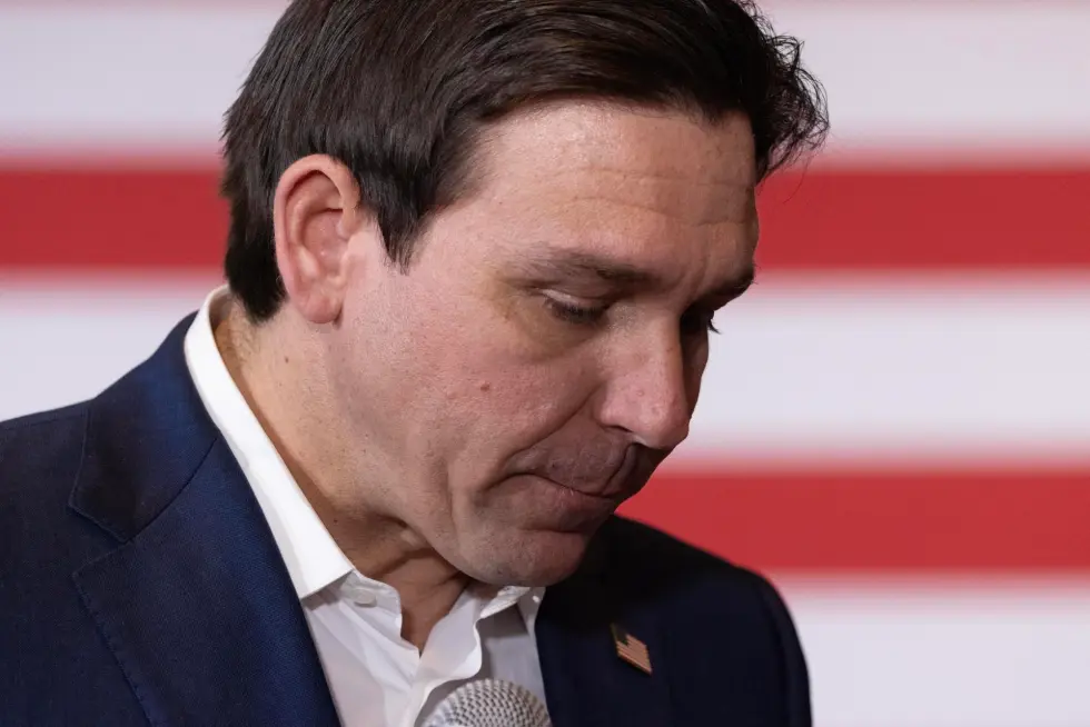 DeSantis promulga ley que limita influencia de países en Florida