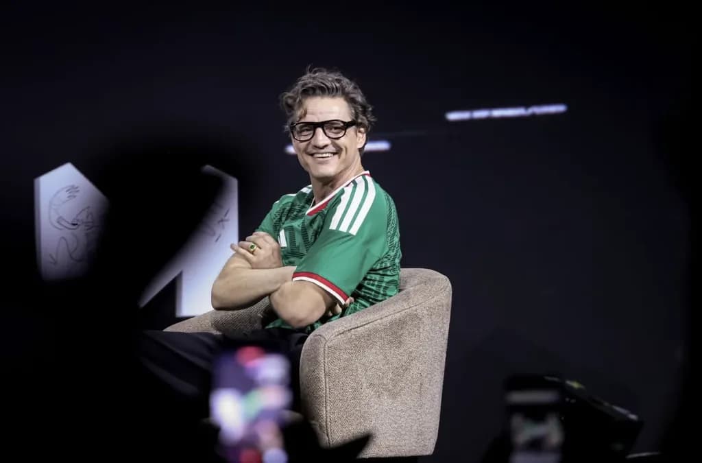 Pedro Pascal sorprende en Disneyland vestido de Mandalorian