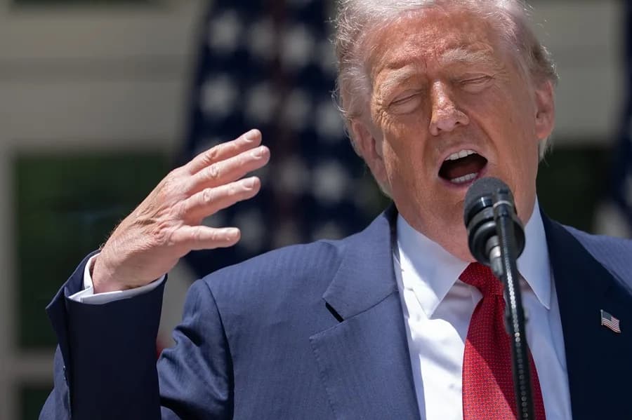 Estatua dorada de Trump en Florida desata polémica