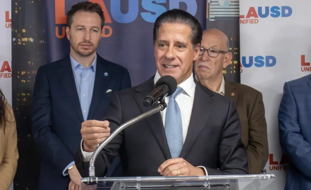 Renuncia jefe escolar de Los Ángeles por pesquisa del FBI