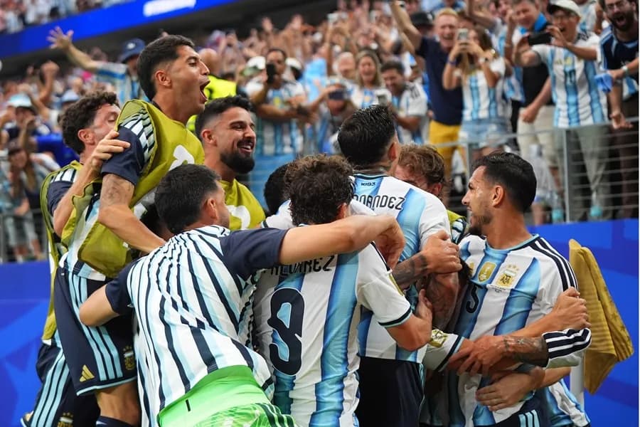 Con doblete de Messi