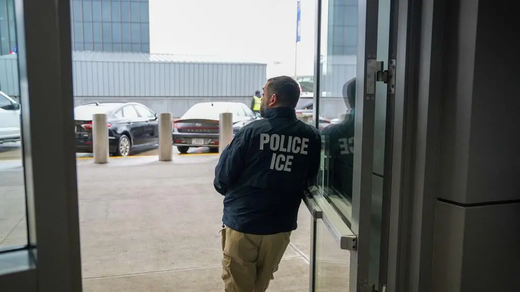 Juez frena arrestos del ICE