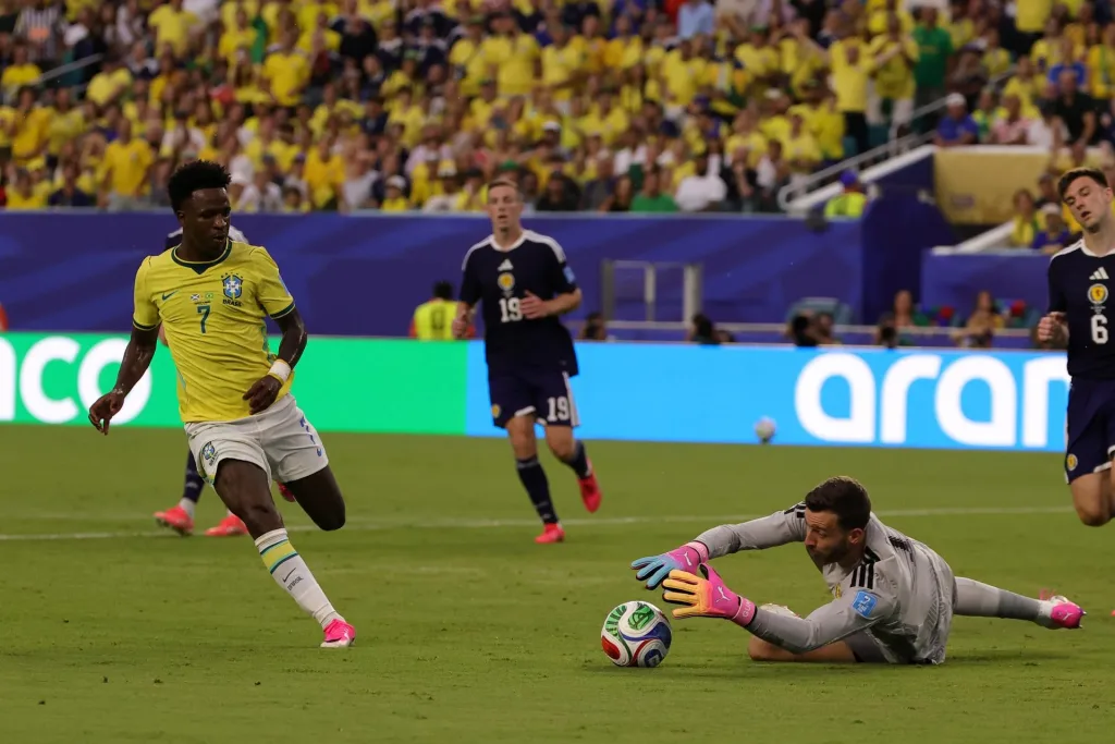 Brasil arrasa 3-0 contra Escocia con doblete de Vinícius Jr.