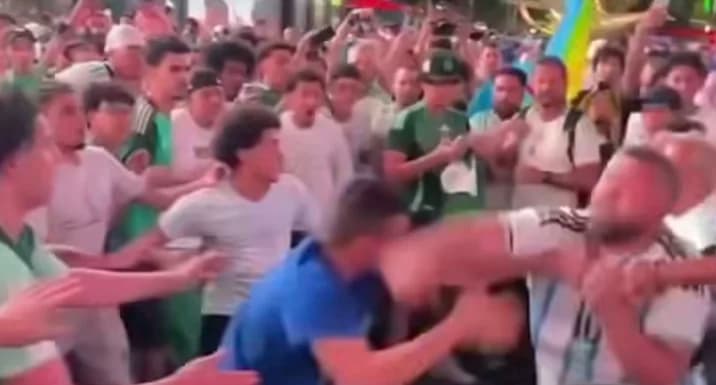 Pelea masiva de fans de Argentina y Argelia en Times Square