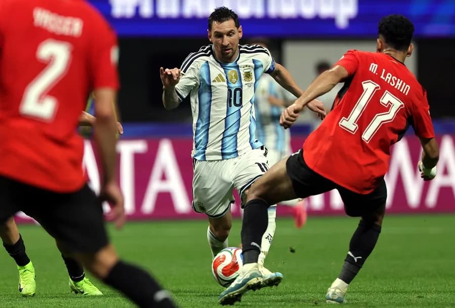 Críticas tras la polémica victoria de Argentina ante Egipto: un dudoso penalti