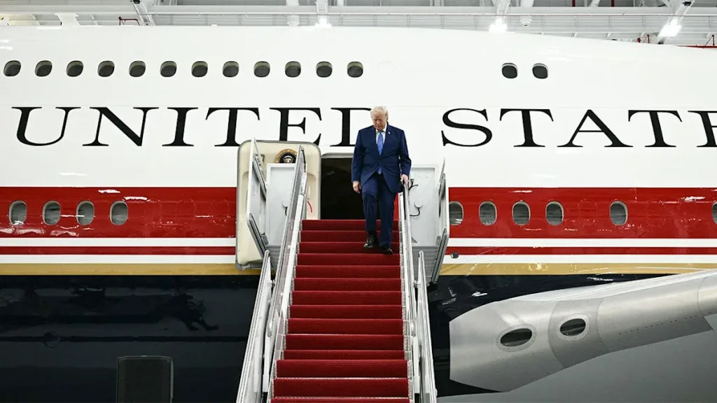 Trump lanza amenaza a la prensa en el Air Force One