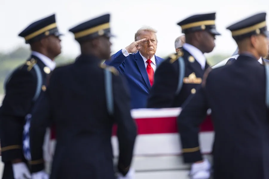 Trump rinde honores a militares caídos en Medio Oriente