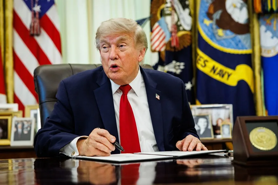 Trump bromea sobre tener un 'trío' con sus hijos