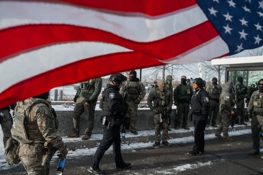 ICE apunta a ciudadana en redada migratoria