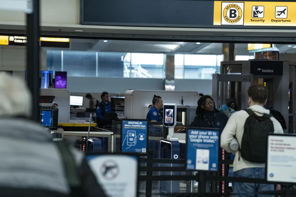 ICE intensifica arrestos mientras aerolíneas frenan operativos en aeropuertos