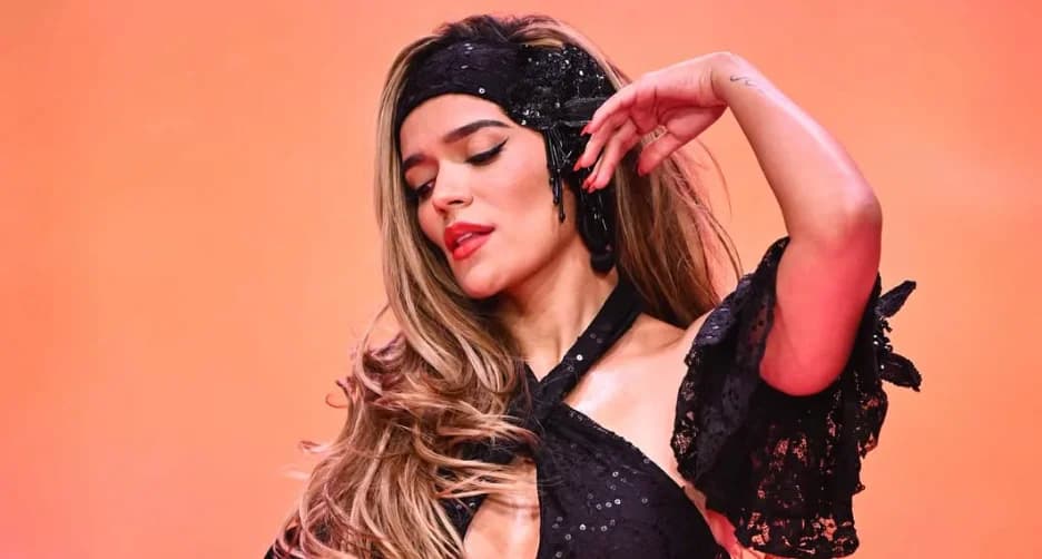 Karol G impulsa el talento femenino con becas tecnológicas