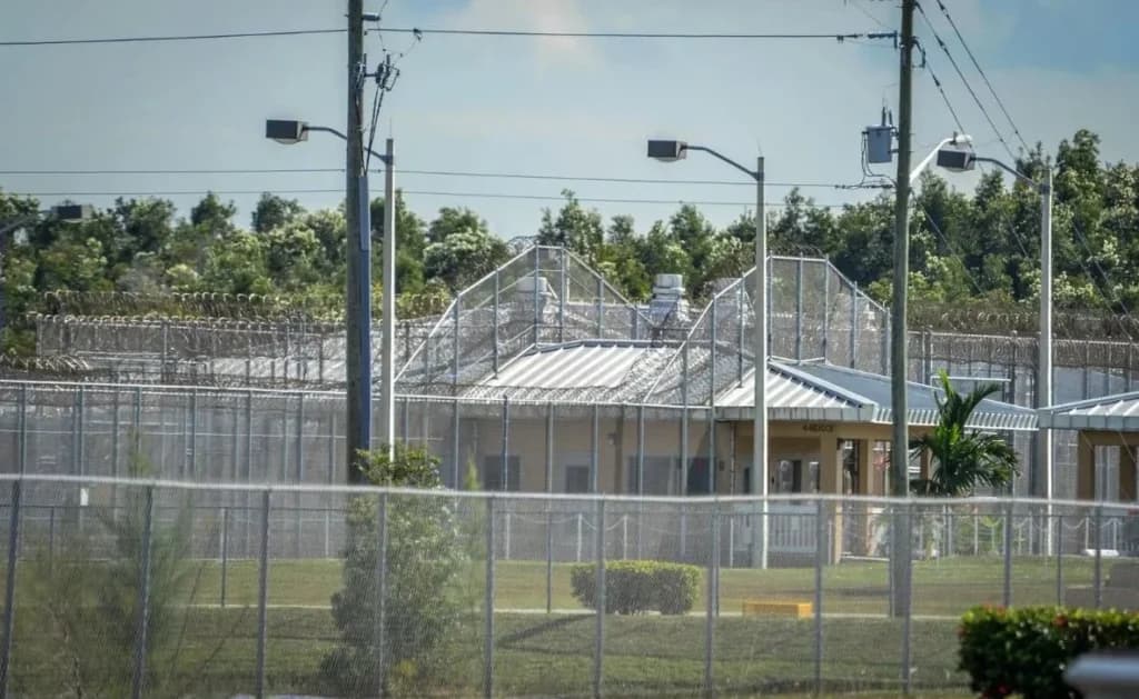 Texas: construyen nuevo megacentro para migrantes