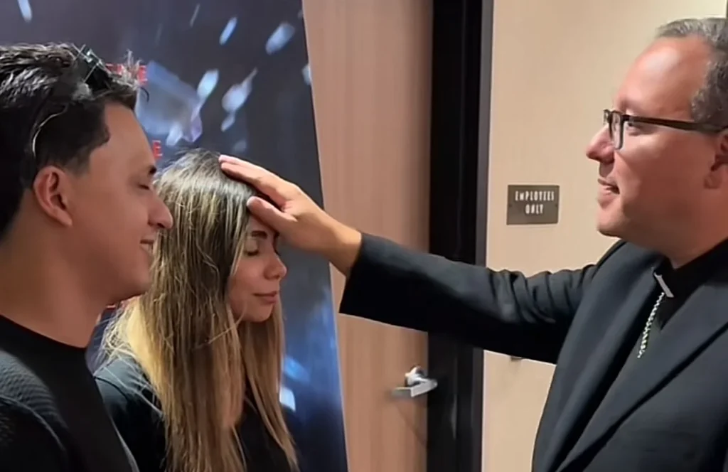 Sacerdote bendice a los asistentes antes del estreno de El Conjuro 4