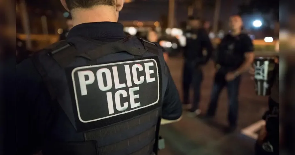 ¿Qué papeles enseñar a ICE para evitar problemas migratorios?