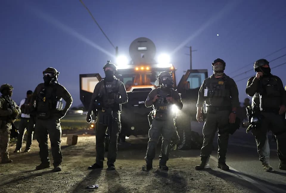 Los federales detienen a activistas ICE en una redada de madrugada en Los Ángeles