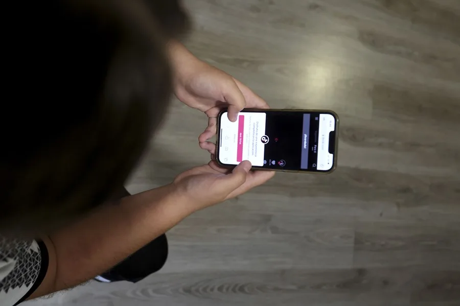 ICE ahora rastrea a migrantes a través de redes sociales