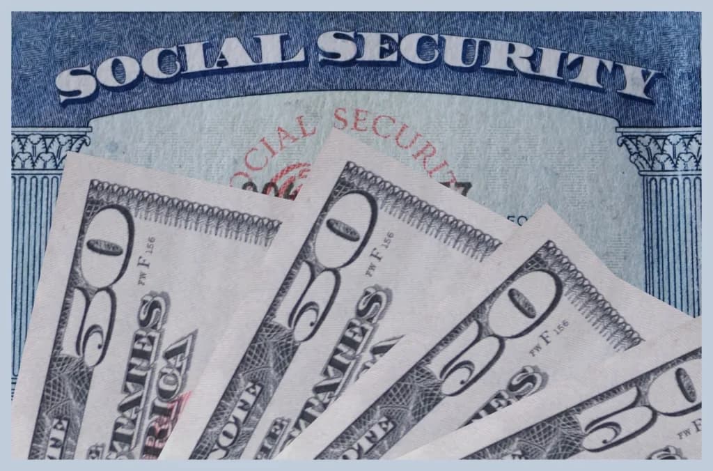 La Administración de la Seguridad Social iniciará el próximo miércoles 12 de noviembre la primera ronda de pagos para jubilados. Los montos de esta distribución alcanzan hasta $5,108 dólares, dependiendo de la edad de jubilación del beneficiario. Este calendario es parte del proceso regular del Seguro Social que se divide en tres rondas mensuales. Los pagos se asignan según la fecha de nacimiento del retirado para garantizar distribuciones equitativas y ordenadas. Los primeros en recibir sus cheques serán los jubilados nacidos entre los días 1 y 10 de cualquier mes. Esta primera ronda está programada para el 12 de noviembre. Las siguientes rondas están calendarizadas para el 19 y 26 de noviembre, beneficiando a quienes nacieron entre los días 11 y 20, y 21 y 31 del mes respectivamente. Este sistema organizado asegura que todos los pensionados reciban sus pagos dentro del mes de noviembre. Montos según la edad de jubilación No todos los jubilados reciben la misma cantidad de beneficios del Seguro Social. El monto que cada persona recibe depende directamente de la edad a la que decidió jubilarse. Esta estructura de pagos refleja las políticas de incentivo para que los trabajadores retrasen su retiro. Cuanto más tarde alguien se jubile, mayor será el beneficio mensual que recibirá. Los jubilados que adelantaron su retiro a los 62 años recibirán $2,000 dólares en el pago del próximo miércoles 12 de noviembre. Estos beneficiarios decidieron retirarse antes de la edad plena de jubilación, por lo que experimentan una reducción en sus prestaciones. La penalización por retiro anticipado alcanza el 30 por ciento del beneficio total. Aquellos que se jubilaron a los 65 años obtendrán $3,000 dólares. Esta edad representa un punto intermedio donde los retirados han alcanzado la jubilación plena según las regulaciones tradicionales del Seguro Social. El monto refleja un balance entre la cantidad de años trabajados y el período esperado de retiro. Los jubilados que retrasaron su jubilación hasta los 70 años recibirán el monto máximo de $5,108 dólares. Esta cifra representa más del 100 por ciento del beneficio mensual estándar. La decisión de trabajar ocho años adicionales después de la edad plena de jubilación genera un incremento significativo en las prestaciones mensuales. Esta estructura incentiva a los trabajadores a seguir activos por más tiempo. El impacto de retrasar la jubilación La diferencia entre jubilarse a los 62 años versus los 70 años es sustancial en términos de ingresos mensuales. Un jubilado que se retiró tempranamente a los 62 años recibe $2,000 mensuales, mientras que uno que esperó hasta los 70 años recibe $5,108. La brecha de $3,108 mensuales representa una diferencia acumulativa importante a lo largo de los años. Esta estructura de pagos fue diseñada por la Administración de la Seguridad Social para promover la sostenibilidad del programa. Al incentivar retiros más tardíos, se reducen los años de pago y se distribuye mejor el presupuesto disponible. Además, reconoce que quienes trabajan más años han contribuido más al sistema durante sus carreras laborales. Muchos jubilados enfrentan la decisión difícil entre jubilarse tempranamente para disfrutar antes su retiro o esperar para recibir beneficios mayores. Factores de salud, situación financiera y preferencias personales influyen en esta decisión crítica. El Seguro Social ofrece flexibilidad para que cada persona elija la opción que mejor se adapte a sus circunstancias. Calendario completo de noviembre El cronograma de pagos del Seguro Social para noviembre está completamente definido según la fecha de nacimiento. El primer grupo recibirá sus pagos el 12 de noviembre, el segundo grupo el 19 de noviembre y el tercero el 26 de noviembre. Este sistema escalonado ha funcionado durante años para organizar la distribución de millones de cheques mensuales. Los beneficiarios pueden consultar exactamente cuándo recibirán su pago visitando el sitio web de la Administración de la Seguridad Social. También pueden contactar directamente a la agencia por teléfono o visitando una oficina local. Es importante que los jubilados verifiquen que sus datos están actualizados para evitar retrasos en los pagos. El monto de $5,108 dólares representa el máximo disponible bajo las regulaciones actuales del Seguro Social. No todos los jubilados alcanzan este monto, ya que depende de factores como historial laboral, contribuciones realizadas y edad de retiro. La administración continúa procesando pagos de manera regular para asegurar que los pensionados reciban sus prestaciones mensuales sin interrupciones.