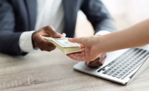 Florida sube el salario mínimo a $15 y aplica nuevas leyes en octubre