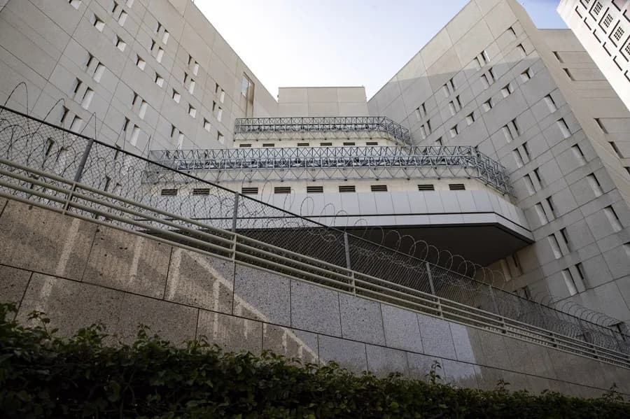 California debate impuesto a la industria de detención migratoria