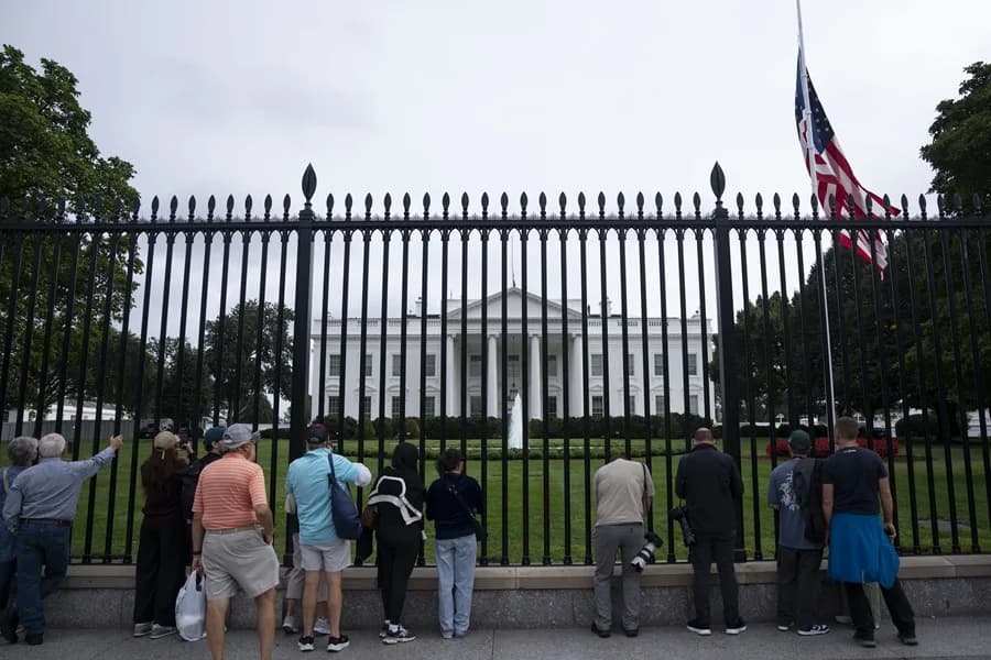 visitantes frente a la casa blanca