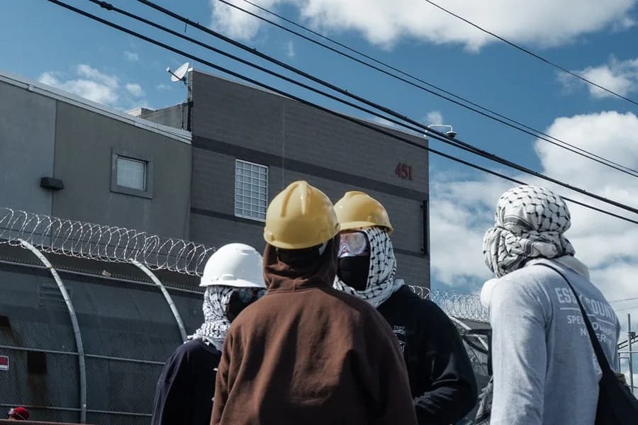 Se reanudan las visitas en centro de ICE en Newark tras protestas