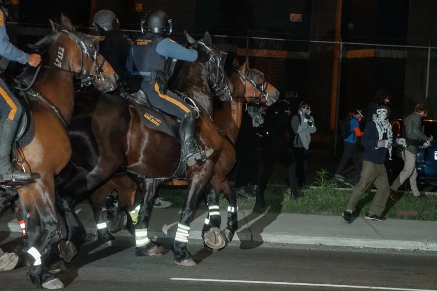 Decretan toque de queda en Newark tras protestas en centro de ICE