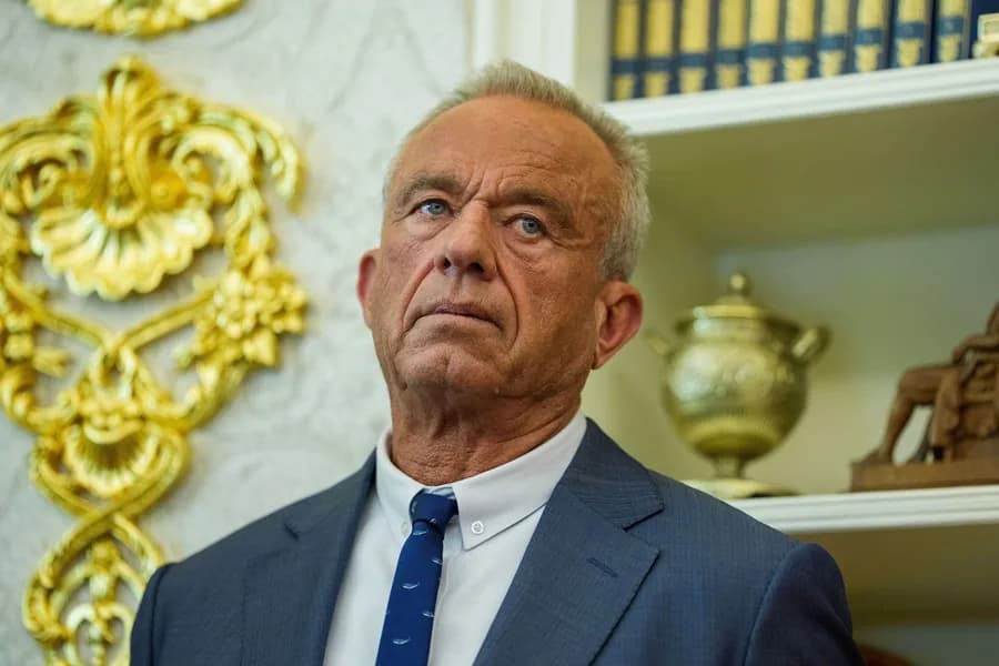 RFK Jr. sorprende al atrapar serpientes con sus propias manos