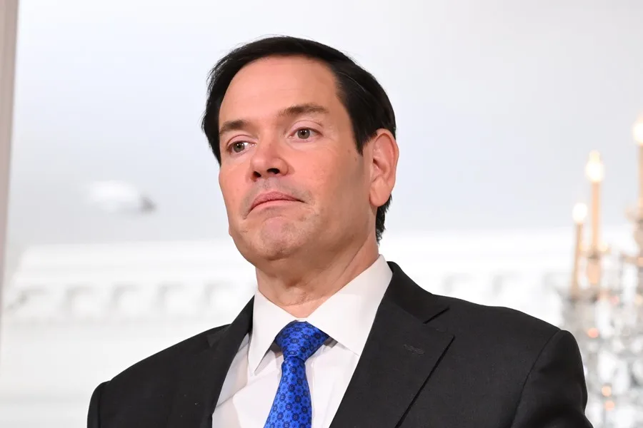 Marco Rubio es captado como DJ durante una boda