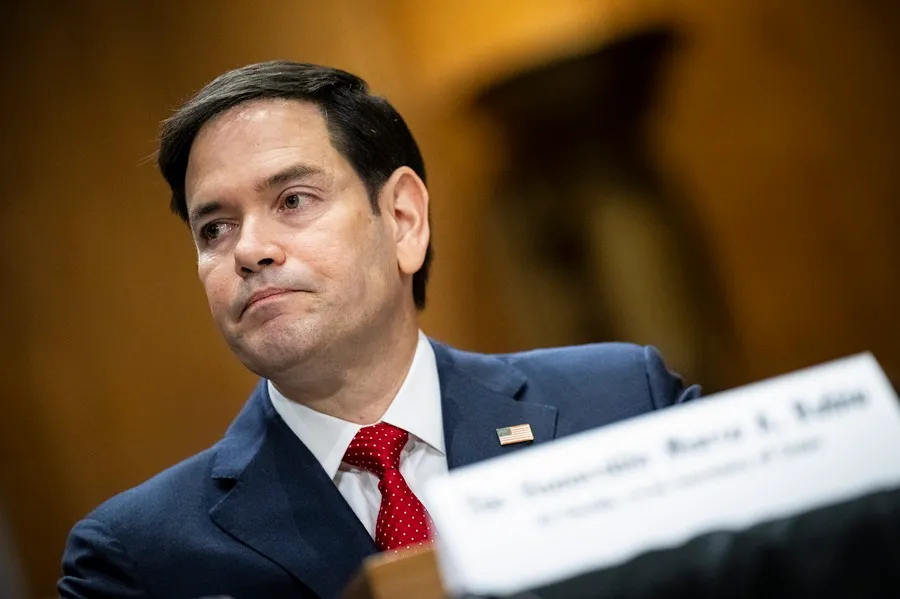 Marco Rubio exhibe a Trump